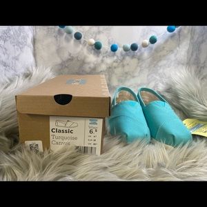****NEW; Never worn**** Tom’s classic Turquoise canvas. Wmn 6.5. Comes with box